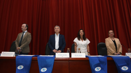 Más de cien personas recibieron sus títulos de grado en el evento, donde también se homenajeó a su fundador y profesor honorario, José Ramón Soraluce Blond