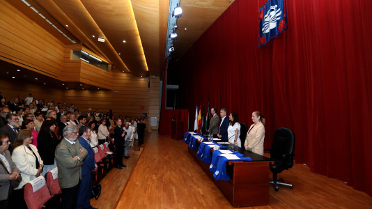 Más de cien personas recibieron sus títulos de grado en el evento, donde también se homenajeó a su fundador y profesor honorario, José Ramón Soraluce Blond