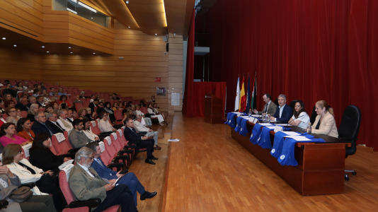 Más de cien personas recibieron sus títulos de grado en el evento, donde también se homenajeó a su fundador y profesor honorario, José Ramón Soraluce Blond