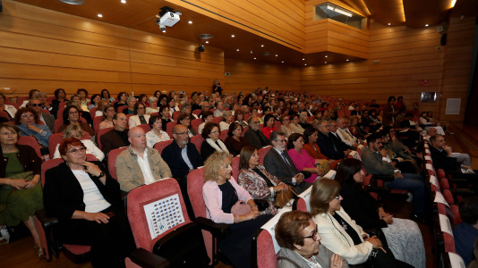 Más de cien personas recibieron sus títulos de grado en el evento, donde también se homenajeó a su fundador y profesor honorario, José Ramón Soraluce Blond