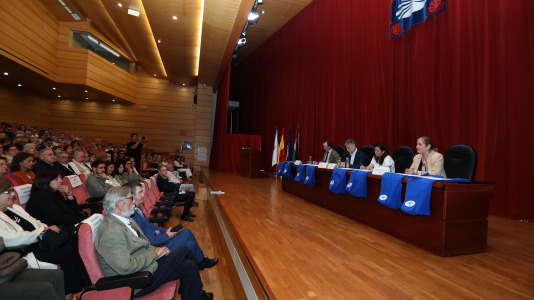 Más de cien personas recibieron sus títulos de grado en el evento, donde también se homenajeó a su fundador y profesor honorario, José Ramón Soraluce Blond