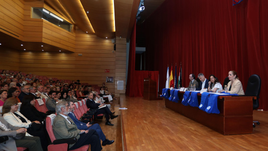 Más de cien personas recibieron sus títulos de grado en el evento, donde también se homenajeó a su fundador y profesor honorario, José Ramón Soraluce Blond
