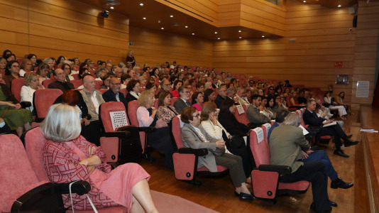 Más de cien personas recibieron sus títulos de grado en el evento, donde también se homenajeó a su fundador y profesor honorario, José Ramón Soraluce Blond