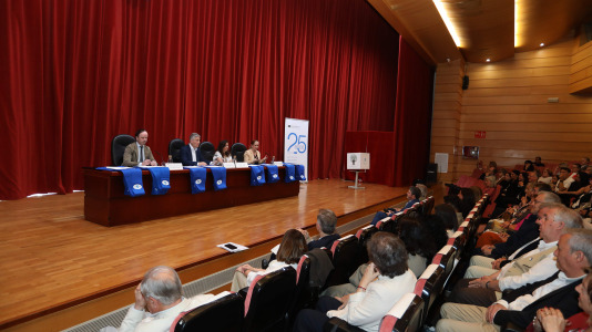 Más de cien personas recibieron sus títulos de grado en el evento, donde también se homenajeó a su fundador y profesor honorario, José Ramón Soraluce Blond