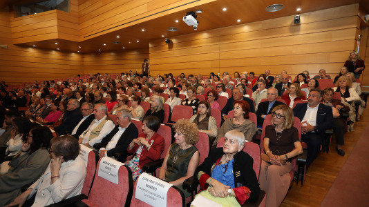 Más de cien personas recibieron sus títulos de grado en el evento, donde también se homenajeó a su fundador y profesor honorario, José Ramón Soraluce Blond