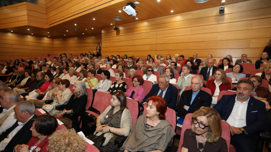 Más de cien personas recibieron sus títulos de grado en el evento, donde también se homenajeó a su fundador y profesor honorario, José Ramón Soraluce Blond
