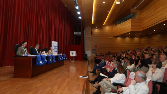Más de cien personas recibieron sus títulos de grado en el evento, donde también se homenajeó a su fundador y profesor honorario, José Ramón Soraluce Blond