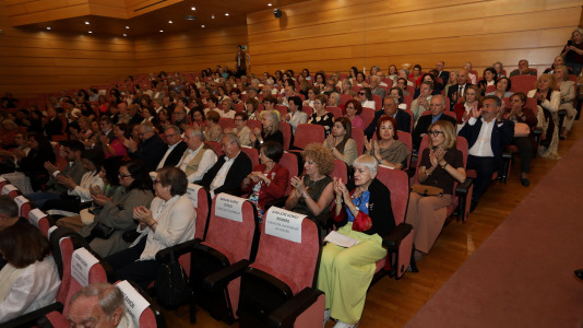 Más de cien personas recibieron sus títulos de grado en el evento, donde también se homenajeó a su fundador y profesor honorario, José Ramón Soraluce Blond