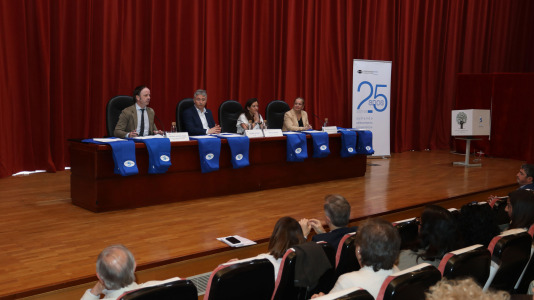 Más de cien personas recibieron sus títulos de grado en el evento, donde también se homenajeó a su fundador y profesor honorario, José Ramón Soraluce Blond