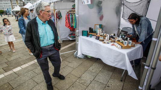 Cientos de personas se acercaron a O Parrote durante una de las primeras jornadas del festival, para disfrutar del mercado y las actividades a orillas del puerto