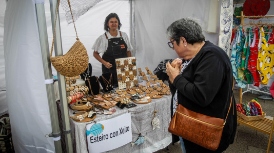 Cientos de personas se acercaron a O Parrote durante una de las primeras jornadas del festival, para disfrutar del mercado y las actividades a orillas del puerto