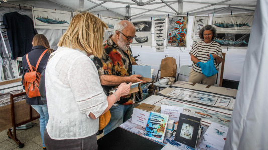 Cientos de personas se acercaron a O Parrote durante una de las primeras jornadas del festival, para disfrutar del mercado y las actividades a orillas del puerto