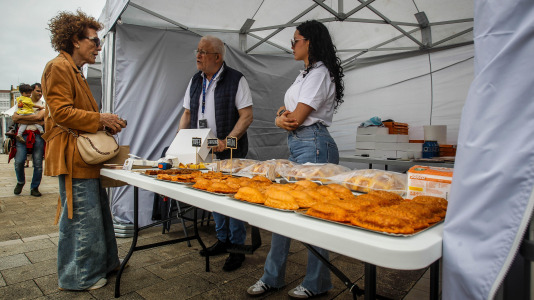 Cientos de personas se acercaron a O Parrote durante una de las primeras jornadas del festival, para disfrutar del mercado y las actividades a orillas del puerto