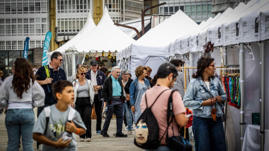 Cientos de personas se acercaron a O Parrote durante una de las primeras jornadas del festival, para disfrutar del mercado y las actividades a orillas del puerto
