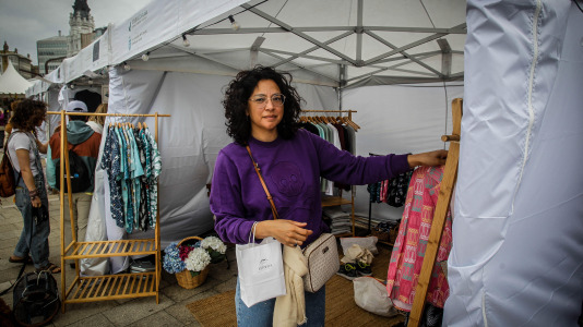 Cientos de personas se acercaron a O Parrote durante una de las primeras jornadas del festival, para disfrutar del mercado y las actividades a orillas del puerto
