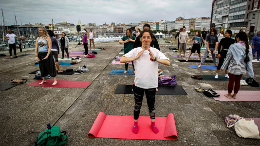 Cientos de personas se acercaron a O Parrote durante una de las primeras jornadas del festival, para disfrutar del mercado y las actividades a orillas del puerto