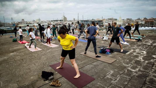 Cientos de personas se acercaron a O Parrote durante una de las primeras jornadas del festival, para disfrutar del mercado y las actividades a orillas del puerto