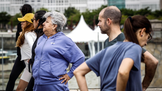 Cientos de personas se acercaron a O Parrote durante una de las primeras jornadas del festival, para disfrutar del mercado y las actividades a orillas del puerto