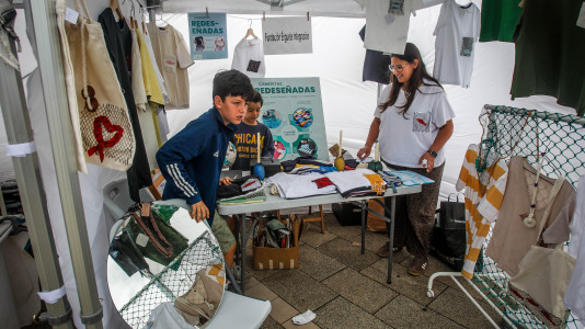 Cientos de personas se acercaron a O Parrote durante una de las primeras jornadas del festival, para disfrutar del mercado y las actividades a orillas del puerto