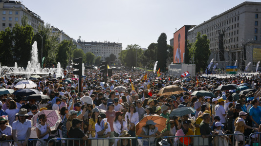 MADRID, 06/06/2026.- Cientos de fieles esperan la llegada del papa León XIV en la Plaza de San Juan de la Cruz, próxima a la Plaza de Lima, donde el Sumo Pontífice presidirá una Vigilia de Oración con jóvenes en las últimas horas de este sábado, como acto final de la primera jornada de su visita de seis días a España. EFE/Marcos Villaoslada