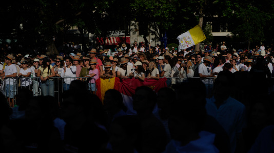 MADRID, 06/06/2026.- Cientos de fieles esperan la llegada del papa León XIV en los alrededores de la Plaza de Lima, donde el Sumo Pontífice presidirá una Vigilia de Oración con jóvenes en las últimas horas de este sábado, como acto final de la primera jornada de su visita de seis días a España. EFE/Borja Sánchez-Trillo