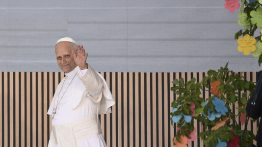 Madrid (Spain), 06/06/2026.- Pope Leo XIV waves during his visit to the Caritas charity centre for homeless people 'Cedia 24 Horas' in the Lucero neighbourhood of Madrid, Spain, 06 June 2026. Pope Leo XIV is visiting Spain from 06-12 June, with stops in Madrid, Barcelona, and the Canary Islands, where he will meet with migrants and organisations dedicated to helping them. (Papa, España) EFE/EPA/CIRO FUSCO