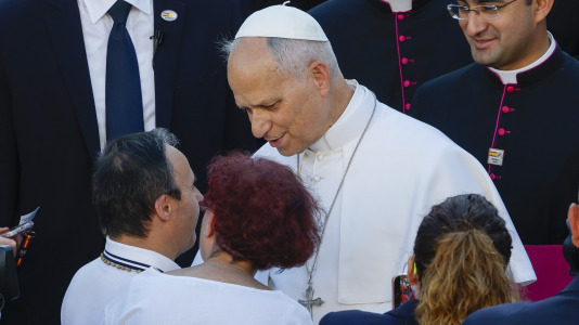MADRID, 06/06/2026.- El papa León XIV saluda a varios fieles en su visita este sábado al centro CEDIA 24 Horas, de Cáritas Madrid, un proyecto de atención integral a personas en situación de sinhogarismo y exclusión social, en el barrio de El Lucero, en el distrito de Latina, en el marco del primer día de los seis que componen su visita oficial a España. EFE/ J.J. Guillén POOL