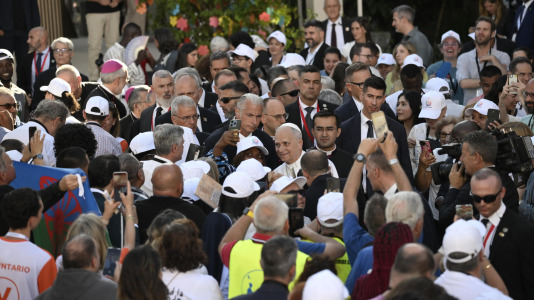 Madrid (Spain), 06/06/2026.- Pope Leo XIV (C) arrives at Plaza de Lima for a prayer vigil in Madrid, Spain, 06 June 2026. Pope Leo XIV is undertaking an official six-day visit to Spain from 06 to 12 June 2026, which will include Madrid, Barcelona, and the Canary Islands. (Papa, España) EFE/EPA/CIRO FUSCO