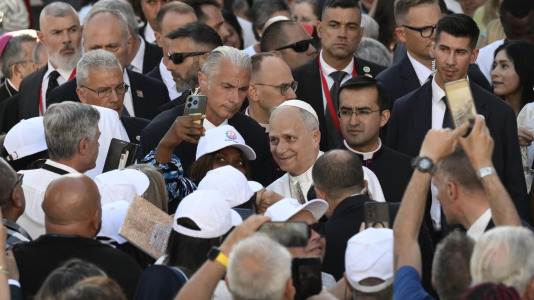 Madrid (Spain), 06/06/2026.- Pope Leo XIV (C) arrives at Plaza de Lima for a prayer vigil in Madrid, Spain, 06 June 2026. Pope Leo XIV is undertaking an official six-day visit to Spain from 06 to 12 June 2026, which will include Madrid, Barcelona, and the Canary Islands. (Papa, España) EFE/EPA/CIRO FUSCO
