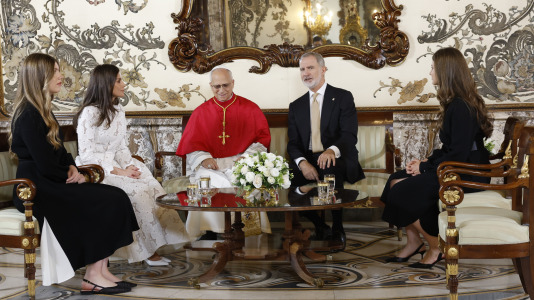 MADRID, 06/06/2026.- El rey Felipe VI, la reina Letizia y sus hijas, la princesa Leonor y la infanta Sofía, junto al papa León XIV durante una recepción en el Palacio Real este sábado en Madrid. EFE/ Francisco Gómez Casa Real  SOLO USO EDITORIAL SOLO DISPONIBLE PARA ILUSTRAR LA NOTICIA QUE ACOMPAÑA (CRÉDITO OBLIGATORIO)