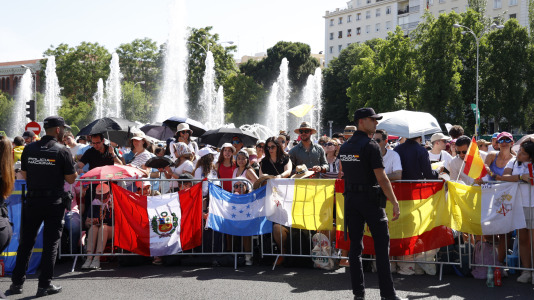MADRID, 06/06/2026.- Grupos de fieles esperan el paso del papa León XIV en el papamóvil por el centro de Madrid este sábado, durante el primer día de los seis que componen su visita oficial a España. EFE/ María Aguilella Pardo