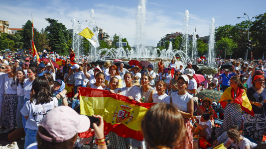 MADRID, 06/06/2026.- Grupos de fieles esperan el paso del papa León XIV en el papamóvil por el centro de Madrid este sábado, durante el primer día de los seis que componen su visita oficial a España. EFE/ Rodrigo Jimenez