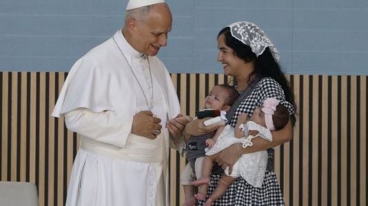 MADRID, 06/06/2026.- El papa León XIV visita este sábado al centro CEDIA 24 Horas, de Cáritas Madrid, un proyecto de atención integral a personas en situación de sinhogarismo y exclusión social, en el barrio madrileño de Carabanchel, en el marco del primer día de los seis que componen su visita oficial a España. EFE/ J.J. Guillén POOL