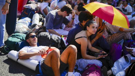 MADRID, 06/06/2026.- Cientos de fieles esperan la llegada del papa León XIV en los alrededores de la Plaza de Lima, donde el Sumo Pontífice presidirá una Vigilia de Oración con jóvenes en las últimas horas de este sábado, como acto final de la primera jornada de su visita de seis días a España. EFE/Borja Sánchez-Trillo
