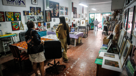 Medio centenar de talleres de artistas herculinos abren sus puertas en la jornada de Estudios Abertos, que en esta ocasión se realiza durante dos días