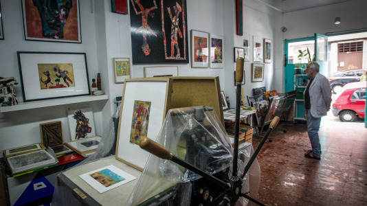 Medio centenar de talleres de artistas herculinos abren sus puertas en la jornada de Estudios Abertos, que en esta ocasión se realiza durante dos días