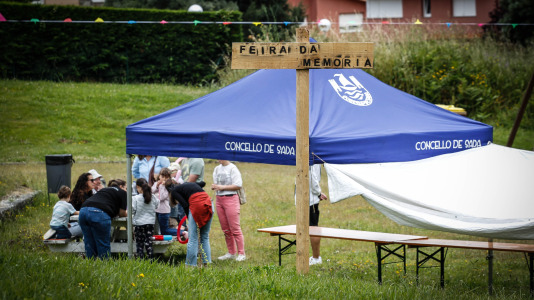 La iniciativa impulsada por el Consello Cívico de Meirás en colaboración con el Concello de Sada, nace con la vocación de consolidarse como una cita anual alrededor de la memoria, el patrimonio y el futuro del pazo de Meirás