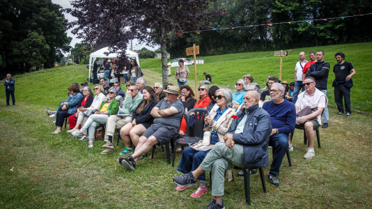 La iniciativa impulsada por el Consello Cívico de Meirás en colaboración con el Concello de Sada, nace con la vocación de consolidarse como una cita anual alrededor de la memoria, el patrimonio y el futuro del pazo de Meirás
