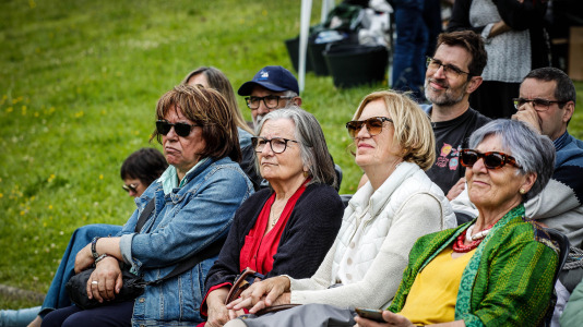 La iniciativa impulsada por el Consello Cívico de Meirás en colaboración con el Concello de Sada, nace con la vocación de consolidarse como una cita anual alrededor de la memoria, el patrimonio y el futuro del pazo de Meirás
