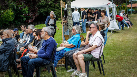 La iniciativa impulsada por el Consello Cívico de Meirás en colaboración con el Concello de Sada, nace con la vocación de consolidarse como una cita anual alrededor de la memoria, el patrimonio y el futuro del pazo de Meirás