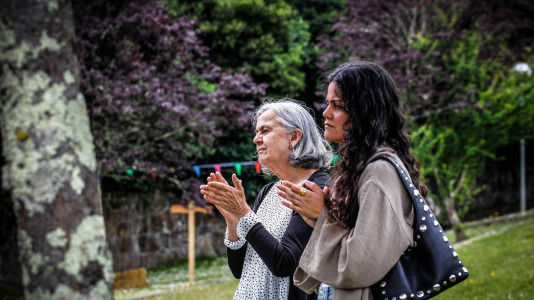 La iniciativa impulsada por el Consello Cívico de Meirás en colaboración con el Concello de Sada, nace con la vocación de consolidarse como una cita anual alrededor de la memoria, el patrimonio y el futuro del pazo de Meirás