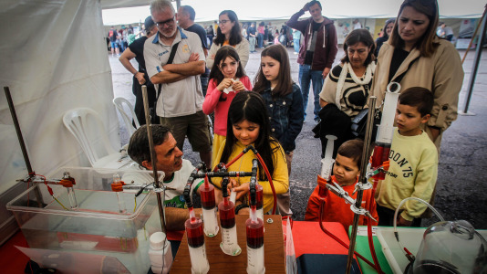 Más de 30 centros educativos sacaron la ciencia al paseo marítimo de O Burgo en la octava edición de la feria de ciencia escolar organizada por el CEIP Ría do Burgo y el Ayuntamiento de Culleredo.
