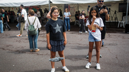 Más de 30 centros educativos sacaron la ciencia al paseo marítimo de O Burgo en la octava edición de la feria de ciencia escolar organizada por el CEIP Ría do Burgo y el Ayuntamiento de Culleredo.