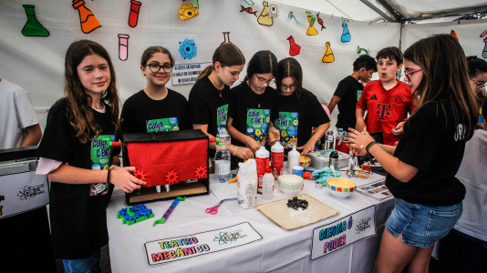 Más de 30 centros educativos sacaron la ciencia al paseo marítimo de O Burgo en la octava edición de la feria de ciencia escolar organizada por el CEIP Ría do Burgo y el Ayuntamiento de Culleredo.