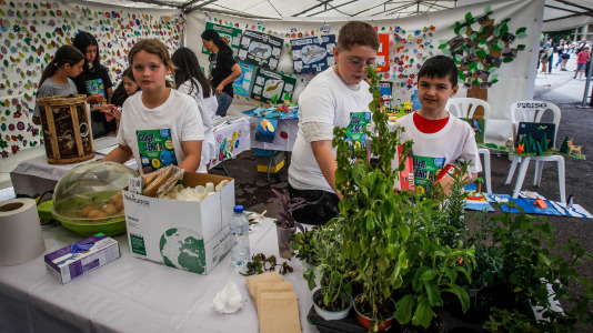 Más de 30 centros educativos sacaron la ciencia al paseo marítimo de O Burgo en la octava edición de la feria de ciencia escolar organizada por el CEIP Ría do Burgo y el Ayuntamiento de Culleredo.