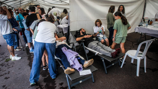 Más de 30 centros educativos sacaron la ciencia al paseo marítimo de O Burgo en la octava edición de la feria de ciencia escolar organizada por el CEIP Ría do Burgo y el Ayuntamiento de Culleredo.