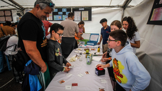 Más de 30 centros educativos sacaron la ciencia al paseo marítimo de O Burgo en la octava edición de la feria de ciencia escolar organizada por el CEIP Ría do Burgo y el Ayuntamiento de Culleredo.