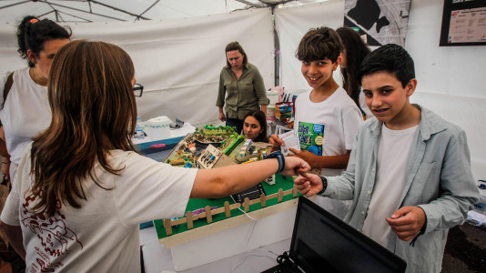 Más de 30 centros educativos sacaron la ciencia al paseo marítimo de O Burgo en la octava edición de la feria de ciencia escolar organizada por el CEIP Ría do Burgo y el Ayuntamiento de Culleredo.