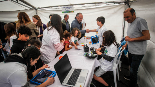 Más de 30 centros educativos sacaron la ciencia al paseo marítimo de O Burgo en la octava edición de la feria de ciencia escolar organizada por el CEIP Ría do Burgo y el Ayuntamiento de Culleredo.