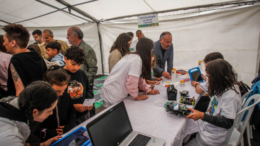 Más de 30 centros educativos sacaron la ciencia al paseo marítimo de O Burgo en la octava edición de la feria de ciencia escolar organizada por el CEIP Ría do Burgo y el Ayuntamiento de Culleredo.